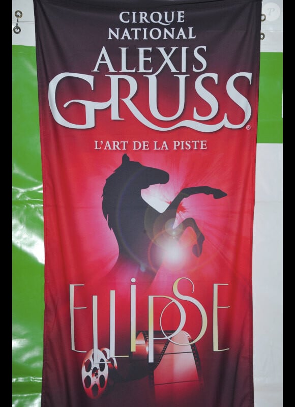 Affiche du spectacle Ellipse lors du Gala d'ouverture du Cirque national Alexis Gruss à Paris le 29 Octobre 2012.