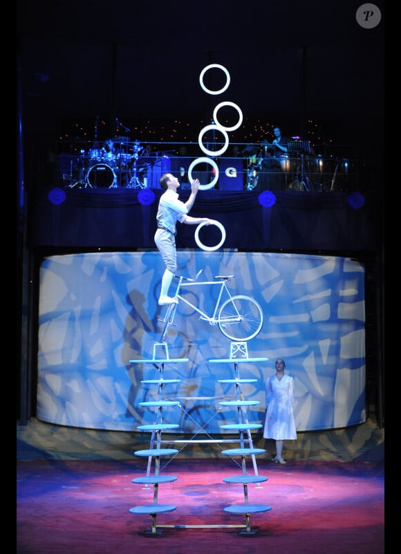 Les jongleurs du spectacle Ellipse au Gala d'ouverture du Cirque national Alexis Gruss à Paris le 29 Octobre 2012.