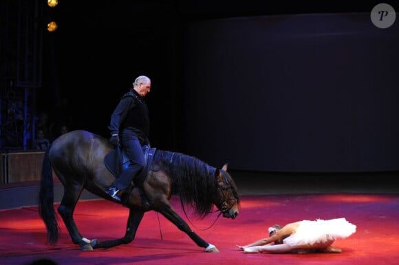 L'un des dresseurs et une danseuse du spectacle Ellipse au Gala d'ouverture du Cirque national Alexis Gruss à Paris le 29 Octobre 2012.