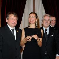 Carole Bouquet, élégante et enjouée, avec Pierre Arditi pour fêter le vin