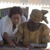 Amel Bent marraine du programme Always-UNESCO, aux côtés des femmes, au Sénégal le 18 septembre 2012.