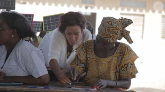 Amel Bent marraine du programme Always-UNESCO, aux côtés des femmes, au Sénégal le 18 septembre 2012.