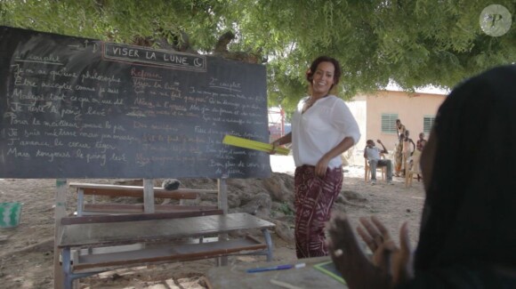 Amel Bent, marraine du programme Always-UNESCO donne un cours de français au Sénégal le 18 septembre 2012.