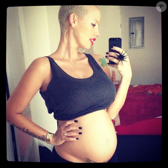 Amber Rose enceinte se prend en photo pour ses fans sur Twitter.