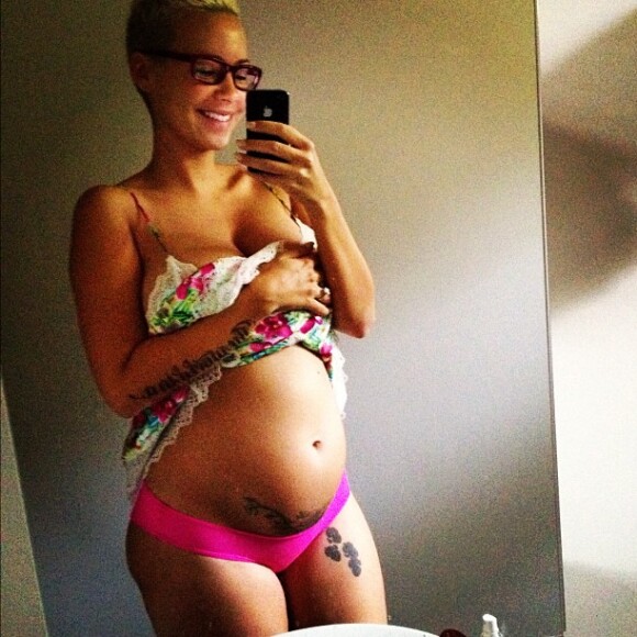 Photo d'Amber Rose postée sur son compte Twitter. La jeune femme dévoile son ventre rond.