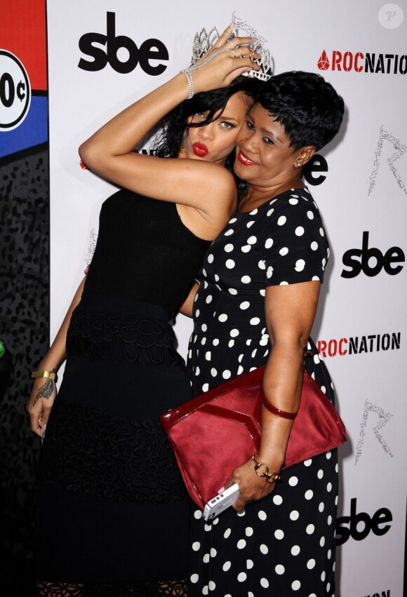 La chanteuse Rihanna et sa maman Monica Braithwaite au West Hollywood Halloween Carnaval, à Los Angeles, le 31 octobre 2012.