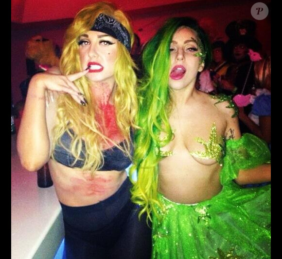 Lady Gaga en sirène et sa maquilleuse Tara Savelo en Gaga, à Porto Rico, le 31 octobre 2012.