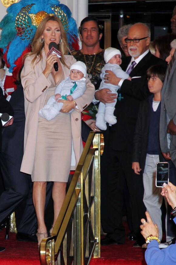 Céline Dion, entourée de son mari René et ses jumeaux Nelson et Eddy, revient à Las Vegas le 16 février 2011.