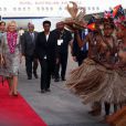 Le prince Charles et Camilla Parker Bowles le 3 novembre 2012 lors de leur arrivée à l'aéroport de Port Moresby, capitale de Papouasie-Nouvelle-Guinée, début de leur tournée dans le Pacifique en représentation de la reine Elizabeth II pour son jubilé de diamant.