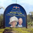 Panneau de bienvenue ! Le prince Charles et Camilla Parker Bowles le 3 novembre 2012 lors de leur arrivée à l'aéroport de Port Moresby, capitale de Papouasie-Nouvelle-Guinée, début de leur tournée dans le Pacifique en représentation de la reine Elizabeth II pour son jubilé de diamant.