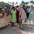 Le prince Charles et son épouse Camilla Parker Bowles en visite au village de Boera en Papouasie-Nouvelle-Guinée, le 4 novembre 2012, dans le cadre de leur tournée officielle pour le jubilé de diamant d'Elizabeth II.