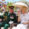 Le prince Charles et son épouse Camilla Parker Bowles au stade Sir John Guise en Papouasie-Nouvelle-Guinée, le 4 novembre 2012, dans le cadre de leur tournée officielle pour le jubilé de diamant d'Elizabeth II.