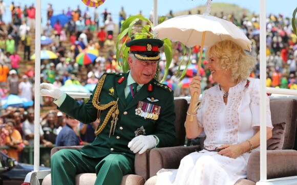 Le prince Charles et son épouse Camilla Parker Bowles au stade Sir John Guise en Papouasie-Nouvelle-Guinée, le 4 novembre 2012, dans le cadre de leur tournée officielle pour le jubilé de diamant d'Elizabeth II.