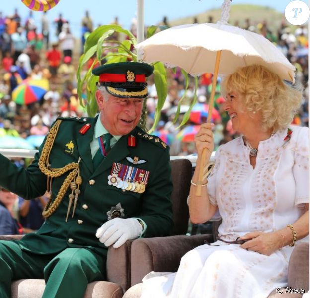 Le prince Charles et son épouse Camilla Parker Bowles au stade Sir John Guise en Papouasie-Nouvelle-Guinée, le 4 novembre 2012, dans le cadre de leur tournée officielle pour le jubilé de diamant d'Elizabeth II.
