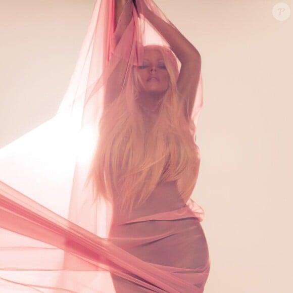 Photo promo de l'album Lotus de Christina Aguilera dans les bacs le 9 novembre 2012.