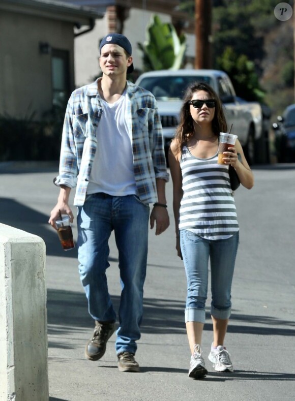 Mila Kunis et Ashton Kutcher, sortie en couple à Los Angeles le 27 octobre 2012.