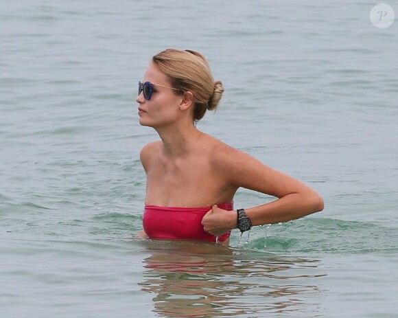 Natasha Poly se baigne à Miami, le 5 novembre 2012.