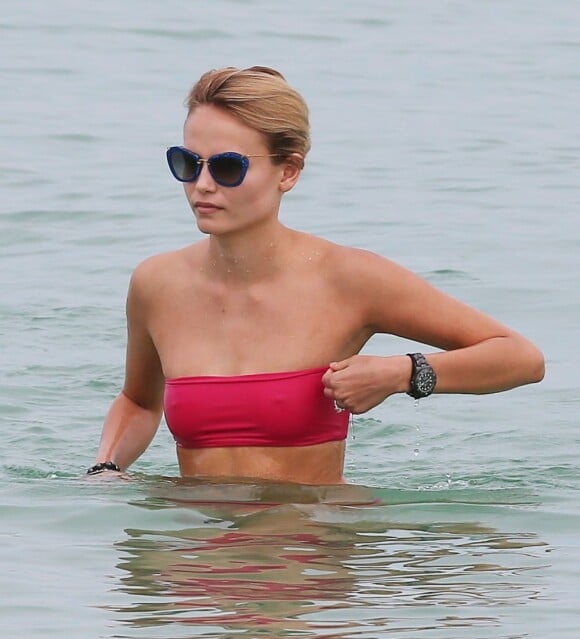 Natasha Poly en pleine baignade à Miami, le 5 novembre 2012.