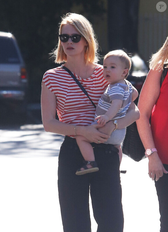 January Jones et son fils Xander dans les rues de Los Angeles le 5 novembre 2012.