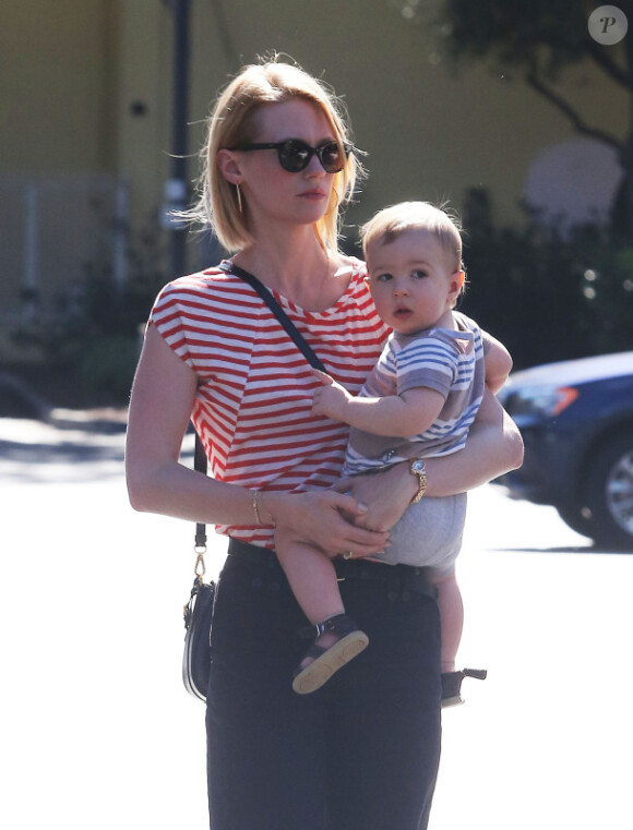 January Jones et son adorable fils Xander dans les rues de Los Angeles le 5 novembre 2012.