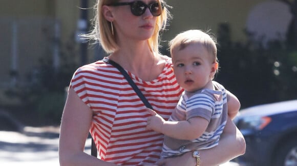 January Jones, toujours en solo pour s'occuper de son fils Xander