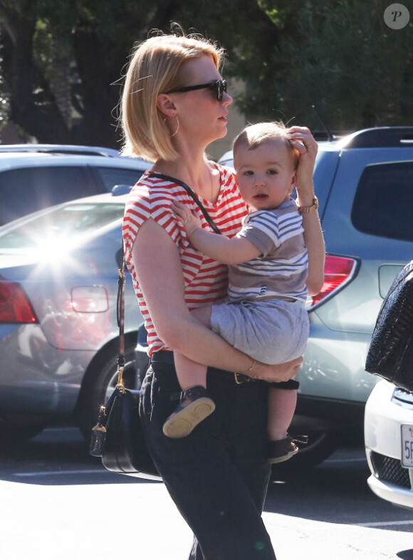 January Jones et son fils Xander vont au restaurant à Los Angeles le 5 novembre 2012.