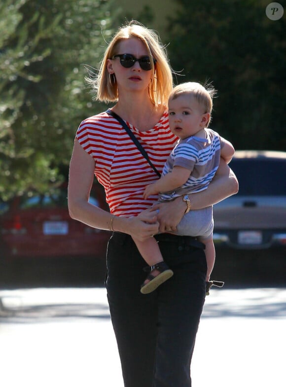 January Jones et son fils Xander à Los Angeles le 5 novembre 2012.