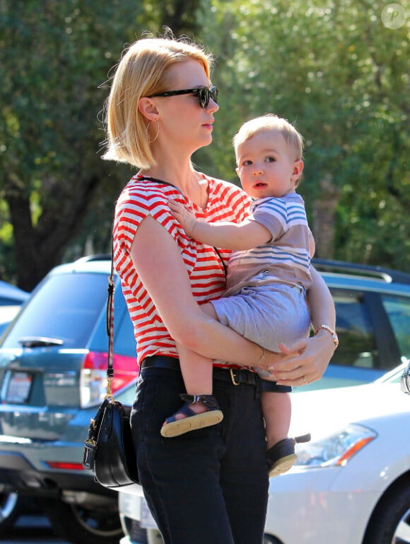 January Jones et le craquant Xander dans les rues de Los Angeles le 5 novembre 2012.