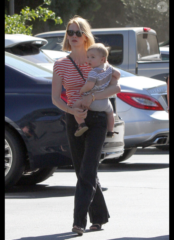 January Jones et son petit garçon Xander dans les rues de Los Angeles le 5 novembre 2012.