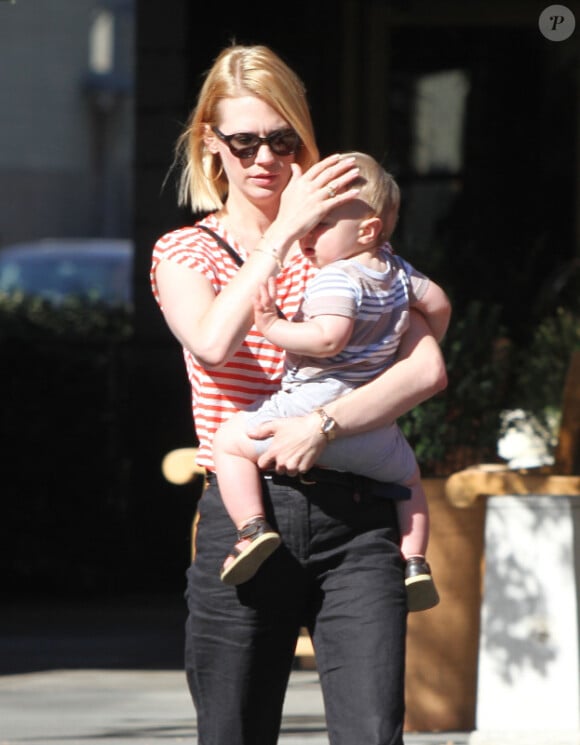 January Jones protège son fils Xander du soleil dans les rues de Los Angeles le 5 novembre 2012.