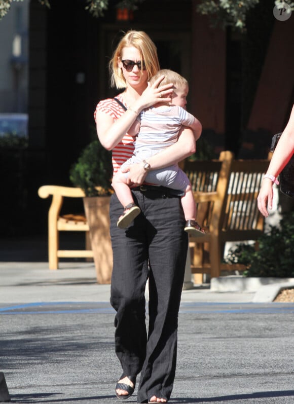 January Jones et son fils Xander se promènent dans les rues de Los Angeles le 5 novembre 2012.