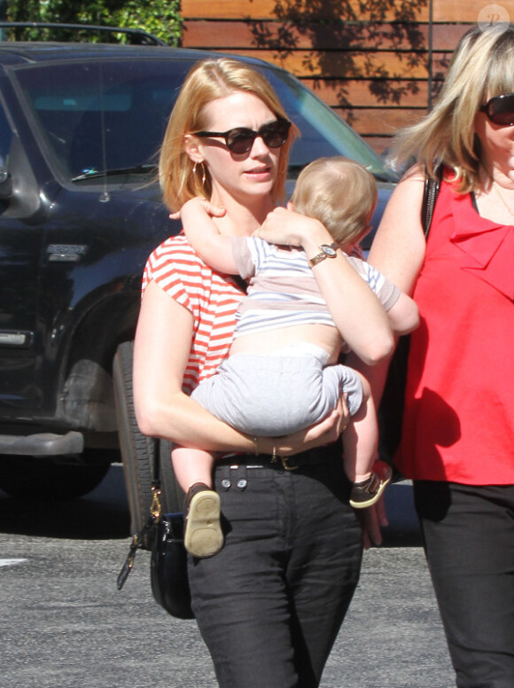 January Jones accompagnée de son fils Xander dans les rues de Los Angeles le 5 novembre 2012.