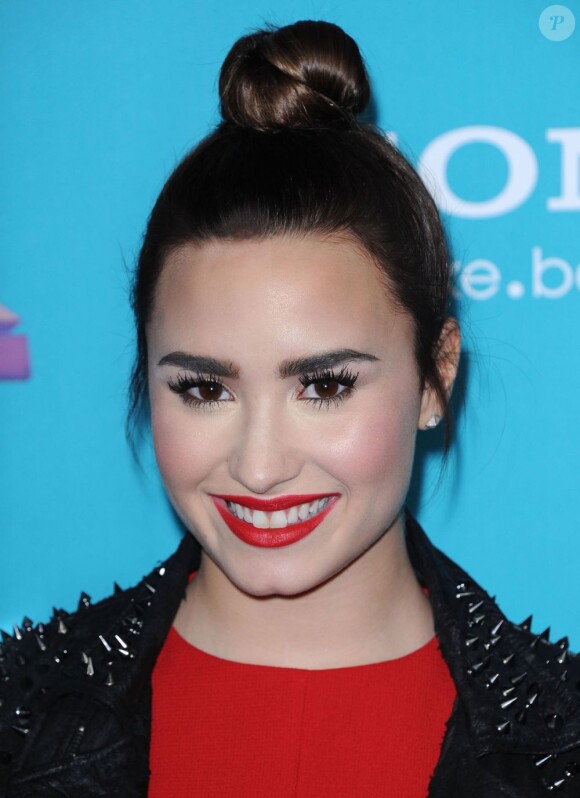 Demi Lovato, souriante à la soirée des finalistes de X Factor à Los Angeles le 5 novembre 2012.