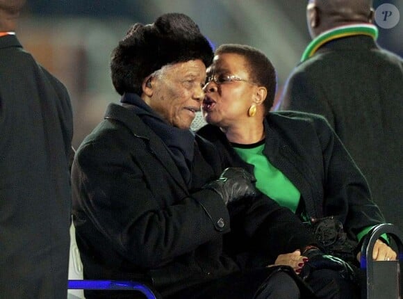 Nelson Mandela et son actuelle femme Graça Machel, clôture de la Coupe du monde à Johannesburg, le 11 juillet 2011.