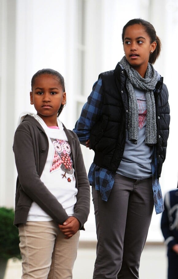 Sasha et Malia Obama en novembre 2009 sur le perron de la Maison Blanche