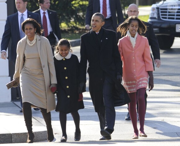 Sasha et Malia Obama entourées de leurs parents en décembre 2011