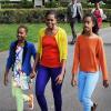 La famille Obama aime les couleurs ! Michelle, Sasha et Malia osent une belle association de coloris pour un street-style au top et estival