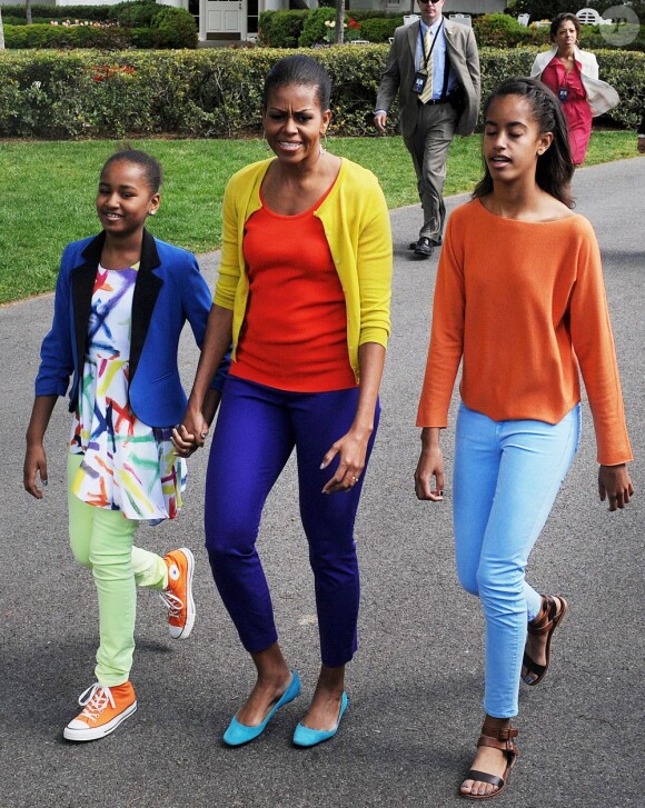 La famille Obama aime les couleurs ! Michelle, Sasha et Malia osent une belle association de coloris pour un street-style au top et estival
