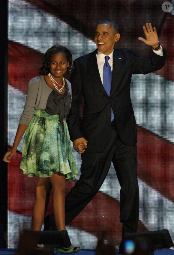 Sasha Obama arrive sur scène après la victoire de son père Barack Obama le 6 novembre 2012