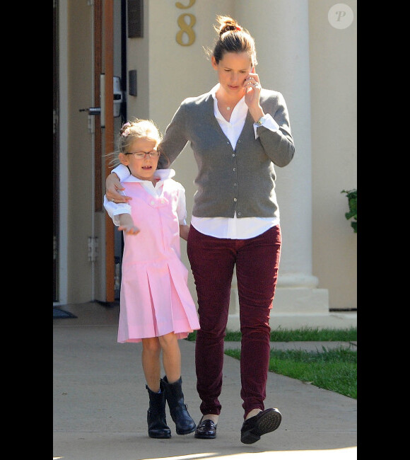 Jennifer Garner va chercher son adorable Violet à l'école et se rend au bureau de vote, mardi 6 novembre 2012 à Los Angeles