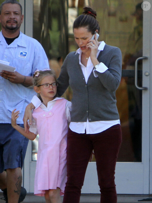 Jennifer Garner, en bonne citoyenne, est allée voter avec sa fille Violet après être allée la chercher à l'école, mardi 6 novembre à Los Angeles