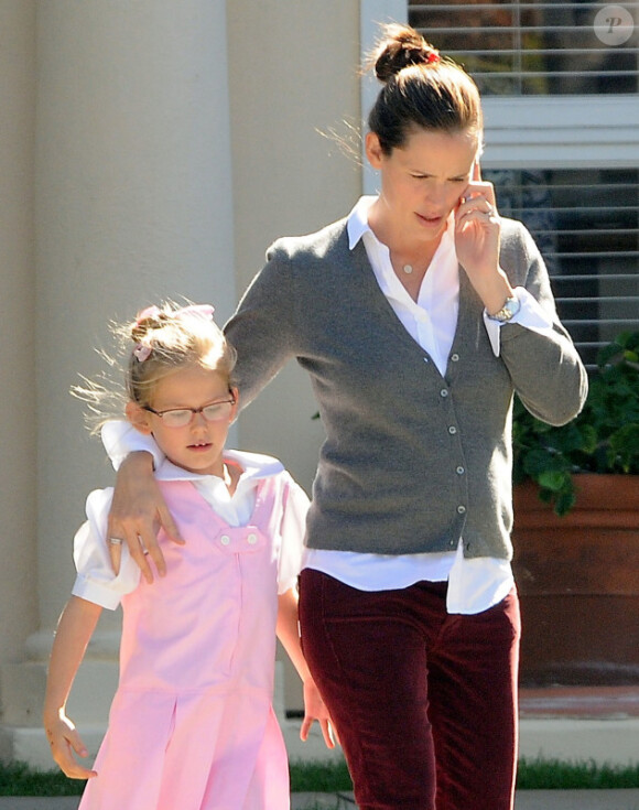 La belle Jennifer Garner est allée voter avec sa fille Violet après être allée la chercher à l'école, mardi 6 novembre à Los Angeles