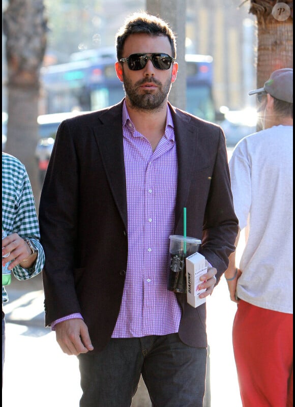 Ben Affleck sirote un café à Santa Monica, le 6 novembre 2012