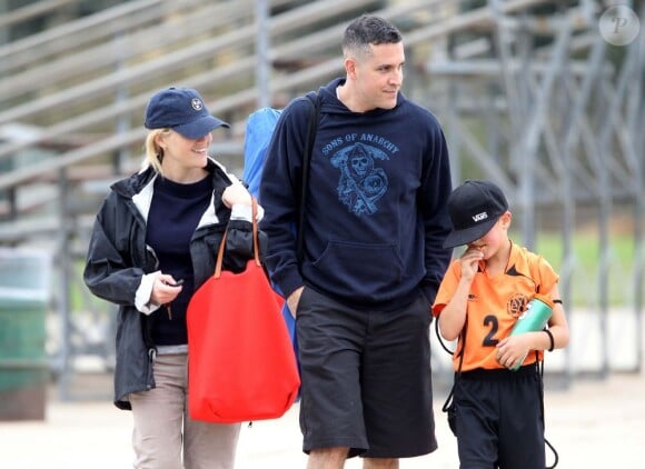Reese Witherspoon avec son fils Deacon et son mari Jim Toth à Los Angeles le 20 octobre 2012.