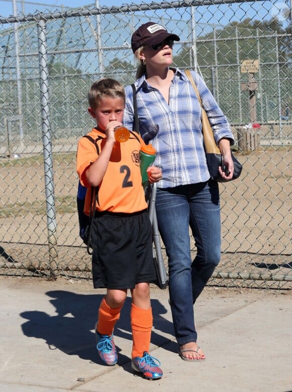 Reese Witherspoon et son fils Deacon à Los Angeles le 27 octobre 2012.