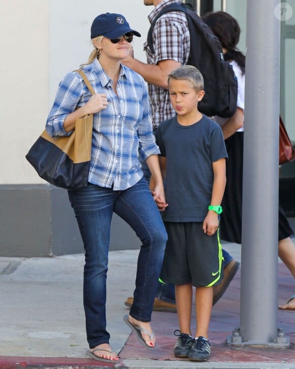 Reese Witherspoon et son fils Deacon ensemble à Los Angeles le 27 octobre 2012.