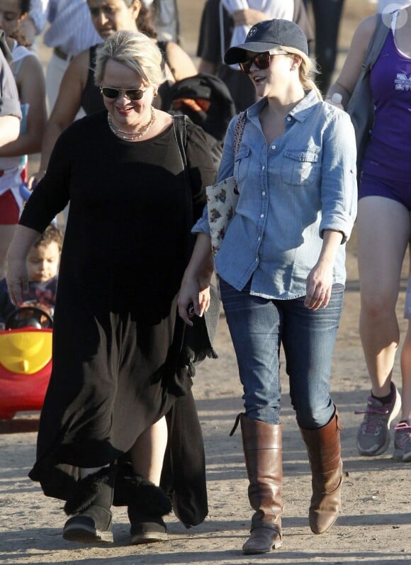 Reese Witherspoon et sa mère à Los Angeles le 2 novembre 2012.