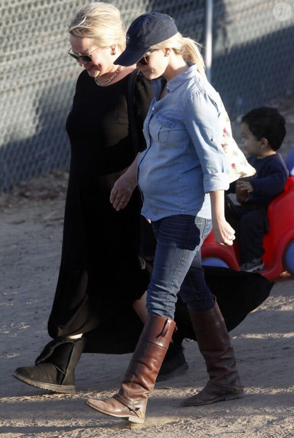 Reese Witherspoon et sa mère vont voir courir Deacon à Los Angeles le 2 novembre 2012.