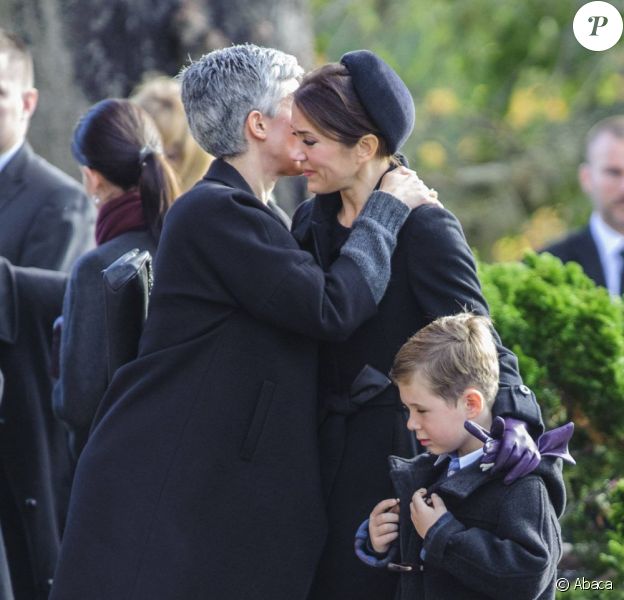 Consolée par de nombreuses personnes, la princesse Mary de Danemark, accompagnée par son fils le prince Christian, 7 ans, était accablée par le chagrin aux obsèques, le 8 novembre 2012 à l'église Vinderod de Frederiksvaerk, de sa femme de chambre et amie intime Tina Jörgensen, décédée brutalement à 53 ans, lundi 5 novembre.