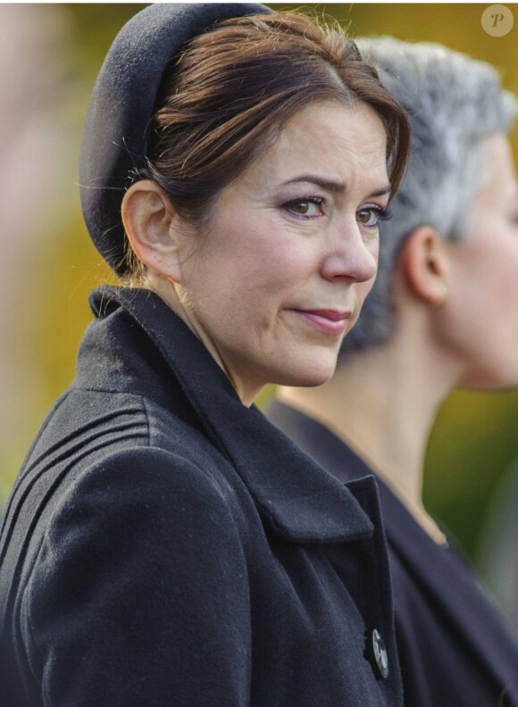 La princesse Mary de Danemark était accablée par le chagrin aux obsèques, le 8 novembre 2012 à l'église Vinderod de Frederiksvaerk, de sa femme de chambre et amie intime Tina Jörgensen, décédée brutalement à 53 ans, lundi 5 novembre.